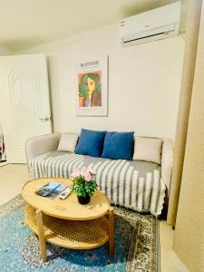 una sala de estar con un sofá y una mesa en Sweet Breeze Stay Guesthouse, en Seúl