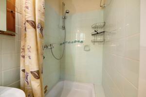 a bathroom with a shower with a tub and a toilet at Im Vital Art Naturgarten in Zweibrücken +27 photos