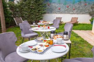 a table with plates of food on top of it at poseidon kınalıada in Kınalıada