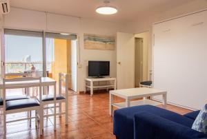 TV a/nebo společenská místnost v ubytování Global properties, apartamento de una habitacion en urbanizacion con piscina