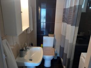 Un baño pequeño con inodoro y lavabo. en Elena House, en Kalamaki 35 fotos más