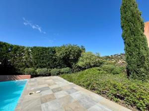 Villa con piscina y árbol en Residence Arc-en-Ciel 5 Star App A with stunning seaview, en Théoule-sur-Mer