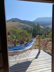 - un hamac sur une terrasse avec vue sur la montagne dans l'établissement Rancho Pedacinho de Coração, à Itamonte 66 autres photos