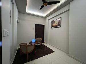 Gambar di galeri bagi Fully Serviced One-Bed Apartment di Karachi