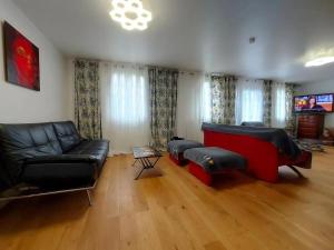 Μια τηλεόραση ή/και κέντρο ψυχαγωγίας στο Maison spacieuse avec piscine à La Bazoche-Gouet