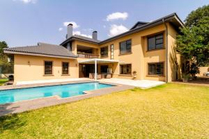 ein Haus mit einem Swimmingpool im Hof in der Unterkunft #AlimamaSpaces Culross Cottage Retreat in Johannesburg