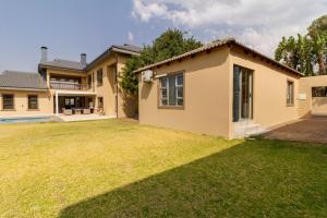 ein Haus mit einem großen Garten davor in der Unterkunft #AlimamaSpaces Culross Cottage Retreat in Johannesburg