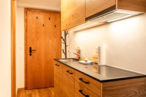 ツェルマットにあるStudio Nova, Zermattのシンクとカウンタートップのあるキッチン