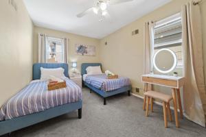 Ένα ή περισσότερα κρεβάτια σε δωμάτιο στο Spacious 3BR with Parking and 3 min Light Rail to NYC