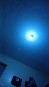 una luz en el techo de una habitación en pap3rroute, en Nairobi