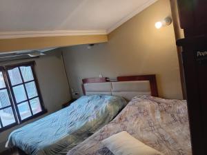 une chambre avec deux lits et une fenêtre dans l'établissement Casa CNH 1, à Santiago del Estero