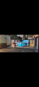- une vue sur la piscine dans un bâtiment dans l'établissement Casa CNH 1, à Santiago del Estero 8 autres photos