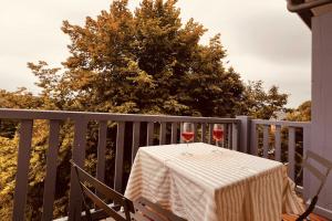 Una mesa con dos copas de vino en un balcón. en Apartment with balconies close to the beach, en Tourgéville
