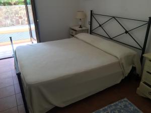 カステルサルドにあるResidence Monte Baingiuのベッドルーム(ベッド1台、窓付)