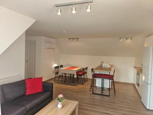 a living room with a couch and a table at Vizililiom Vendégház in Tiszafüred