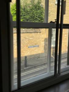 ein Fenster mit Blick auf eine Straße in der Unterkunft Well Cottage, Thames St in Charlbury