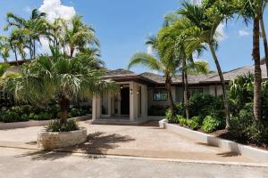 une maison avec des palmiers devant dans l'établissement Newly Renovated Notos Cove Villa Property, à Love