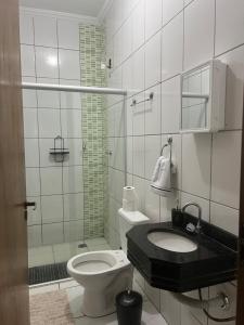 アパレシーダにあるLar Sagrada Famíliaのトイレ、洗面台、シャワー付きのバスルーム +17枚の写真