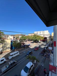 アパレシーダにあるLar Sagrada Famíliaの車が駐車している街の通りの景色