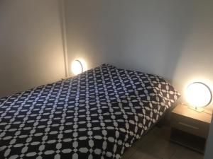 Giường trong phòng chung tại Pornic1 flat near beach garden golf Pool 1 bedroom