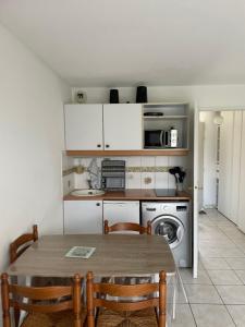 Nhà bếp/bếp nhỏ tại Pornic1 flat near beach garden golf Pool 1 bedroom