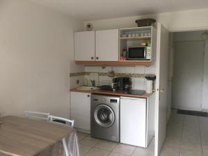 Nhà bếp/bếp nhỏ tại Pornic1 flat near beach garden golf Pool 1 bedroom