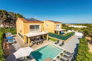 アス・マルカダルにあるVilla Garbo by Villa Plusのプール付きの家の航空写真
