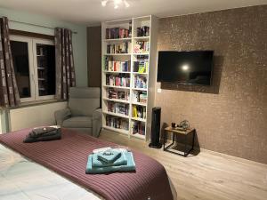 Μια τηλεόραση ή/και κέντρο ψυχαγωγίας στο Your Home away from Home