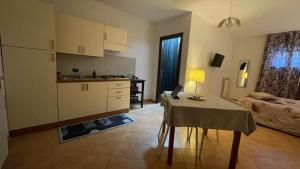 アヴェッリーノにあるB&B Moscati homeのキッチン、ダイニングルーム(テーブル付)、 +2枚の写真