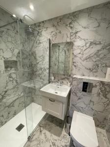 a bathroom with a toilet and a sink and a shower at Beautiful & Central 1 Bedroom Flat in Clerkenwell in London