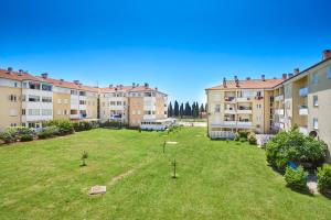 kompleks apartamentowy z dużym dziedzińcem na pierwszym planie w obiekcie Studio Apartment Vanda w mieście Umag