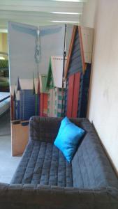 トレブランカにあるCamping Torrenostraの青い枕付きのベッド1台