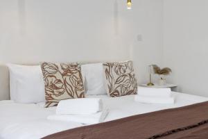 En eller flere senge i et værelse på Cornerstone Cottage Orpington - Spacious 3 Bedroom Home - Sleeps 7