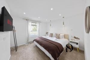 Et tv og/eller underholdning på Cornerstone Cottage Orpington - Spacious 3 Bedroom Home - Sleeps 7