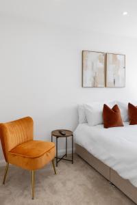 En eller flere senge i et værelse på Cornerstone Cottage Orpington - Spacious 3 Bedroom Home - Sleeps 7