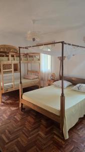 - une chambre avec 3 lits superposés dans l'établissement Oasis Kemba Hôtel-Restaurant-Bar, à Toliara