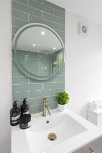 Et badeværelse på Cornerstone Cottage Orpington - Spacious 3 Bedroom Home - Sleeps 7 + 18 billeder