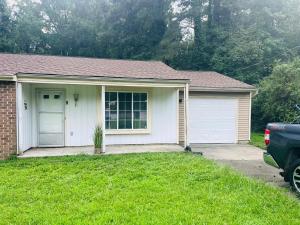 una casa con un'auto parcheggiata davanti di comfy cute home near lenora park a Snellville