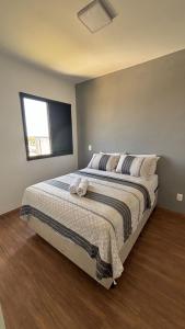 um quarto com uma cama com duas toalhas em Apartamnto Lisittá em Franca