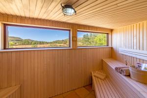 una sauna con lavabo y ventana en Finca Wellnatura, en Artà