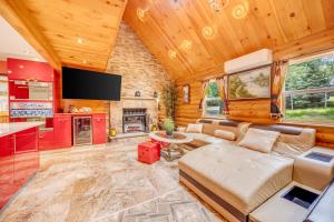 TV a/nebo společenská místnost v ubytování Luxe Pocono Retreat! Pet Friendly Hot Tub, Firepit, Sauna, Game Room, Fireplace, Ski, BBQ, Lakes, Pool Tennis Fishing