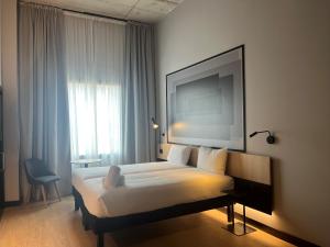 una camera d'albergo con un letto e una grande finestra di ibis Madrid Norte Las Tablas a Madrid