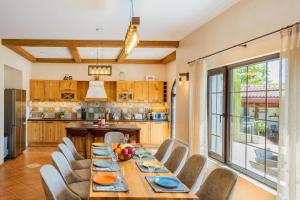 Nhà bếp/bếp nhỏ tại Villa Mediterra Varna 5bed pool&jacuzzi