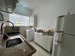Η κουζίνα ή μικρή κουζίνα στο Apartamento em Condomínio Proximo ao Shopping