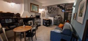 a living room with a blue couch and a table at A Casa dalla Ross in Marzabotto