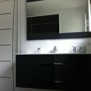 a bathroom with a black sink and a mirror at Maison La tranche-sur-mer sous les pins in La Tranche-sur-Mer