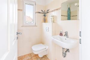 Koupelna v ubytování Haus Seerose - Ferienhaus mit Garten nahe Fleesensee - Ruhe, Natur & Hund willkommen + 22 fotografií