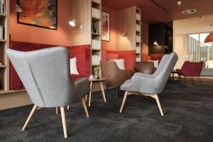 a waiting room with chairs and a table at LIVELY Weiße Dame Gronau in Gronau
