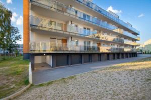 ein Gebäude mit Balkonen an der Seite in der Unterkunft NORTH Apartments, Vibe Ustka in Ustka