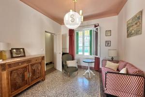 a living room with a couch and a table at Les Jonquets Arles in Arles